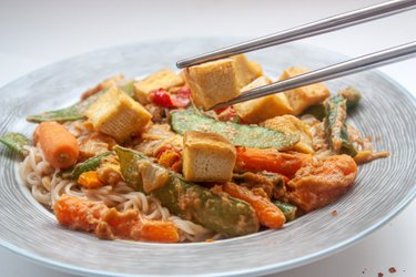 Noodles with tofu in peanut sauce (up to 5 ingredients)