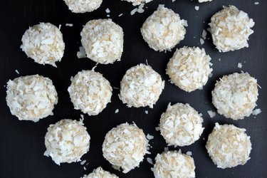 Healthy Raffaello Coconut Balls