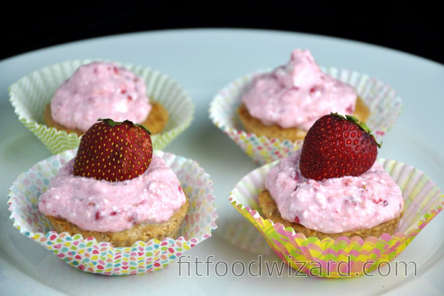 Flourless Quark-Strawberry Cupcakes
