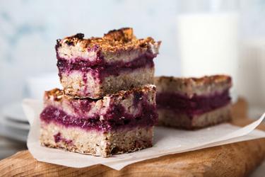 Breakfast Oatmeal Bars with a Fruit Filling