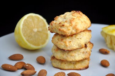Gluten-free almond-coconut biscuits with lemon flavor