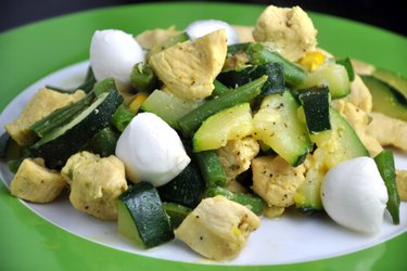 Chicken breasts with peas, zucchini, corn and mozzarella