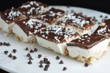 Fit Quark-Coconut Cake with Popped Rice Breads