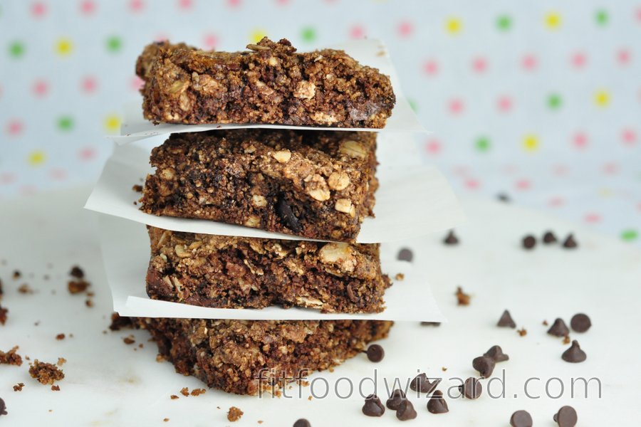 Almond-Oat Bars with Chocolate Chips | fitfoodwizard.com