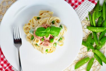 Fettuccine with light cauliflower-garlic sauce