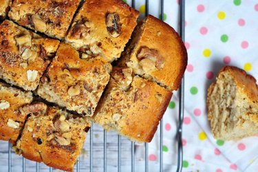 Spelt blondie cake with nuts