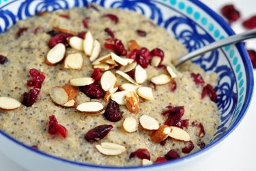 Milky bulgur with chia seeds and cranberries
