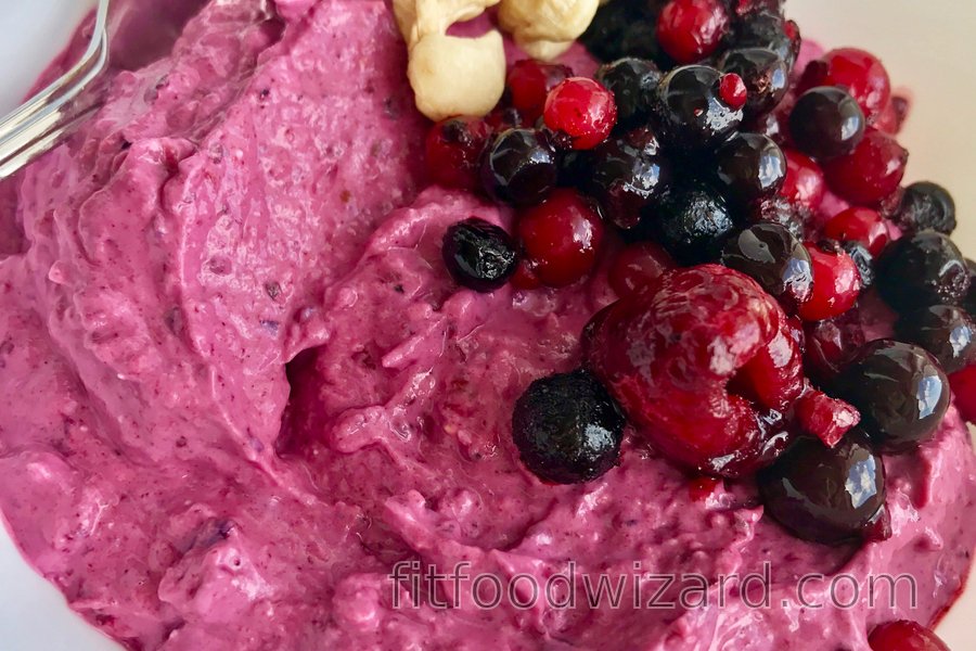 Healthy and quick ice-cream (from quark and fruit)