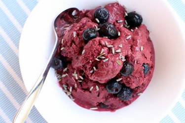 Anti-stress lavender-blueberry ice cream