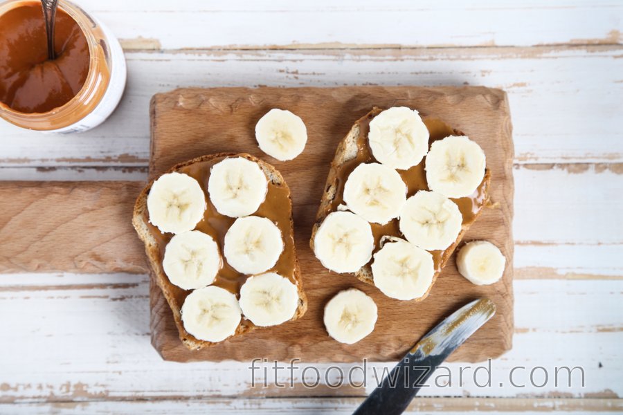 Whole wheat toasts with banana and peanut butter