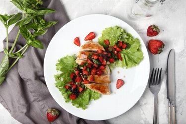 Simple grilled chicken breasts with basil and strawberries