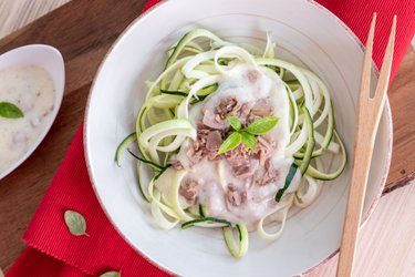 Low-carb zucchini noodles with cheese sauce and tuna
