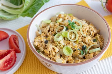 Fit scrambled eggs with cauliflower and leek