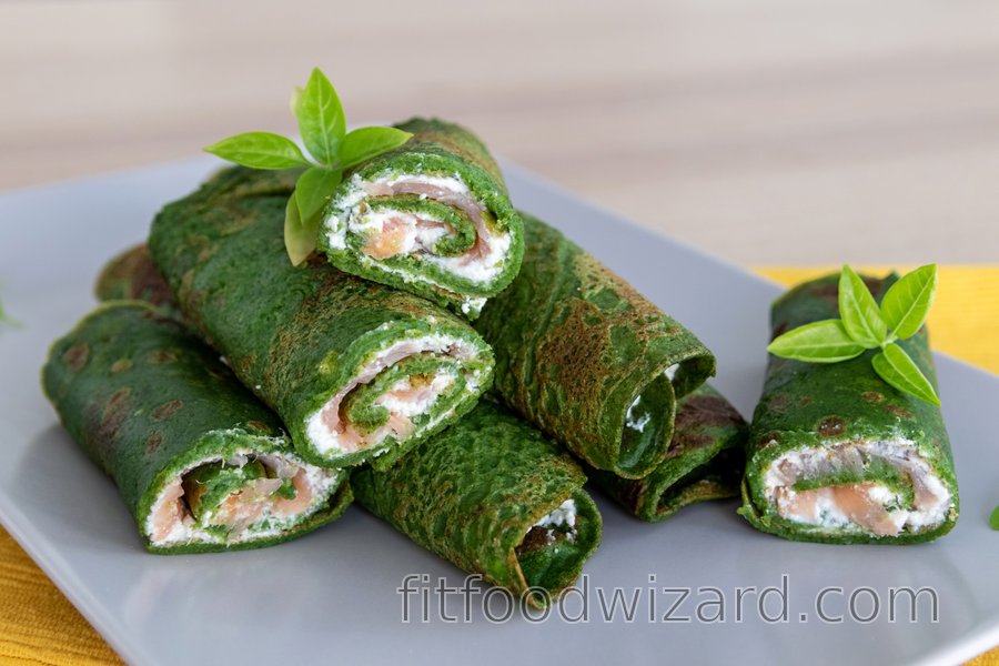 Fit spinach crepes with quark and smoked salmon