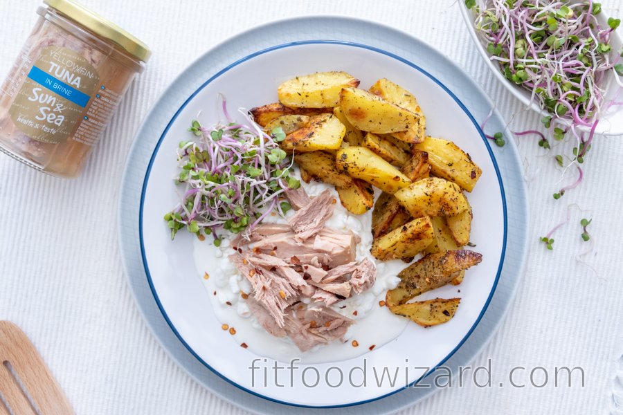 Spicy baked potatoes with cottage cheese and tuna | fitfoodwizard.com